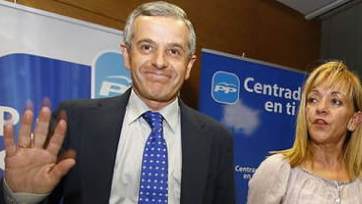 Emilio Gutiérrez e Isabel Carrasco, nada más conocer los resultados electorales.