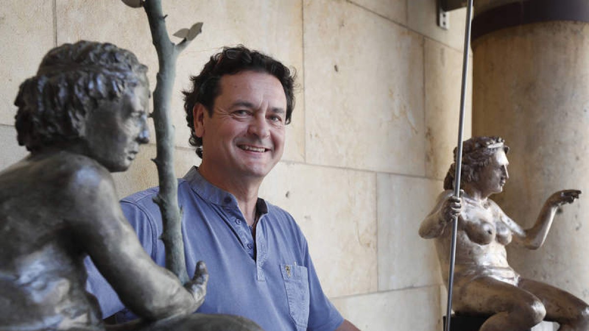El escultor, entre ‘Fitosios’ y ‘Antroposios’. JESÚS F. SALVADORES