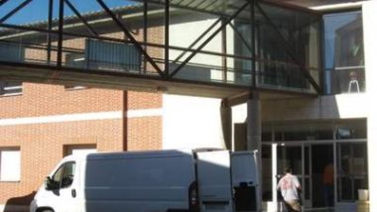 Obreros que realizan tareas de mantenimiento en el ambulatorio entrando en él, el viernes pasado