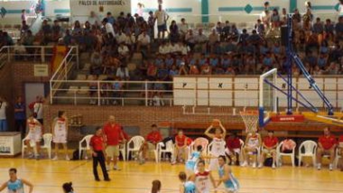 Los participantes del campus presencian uno de los partidos de la selección sub-19.