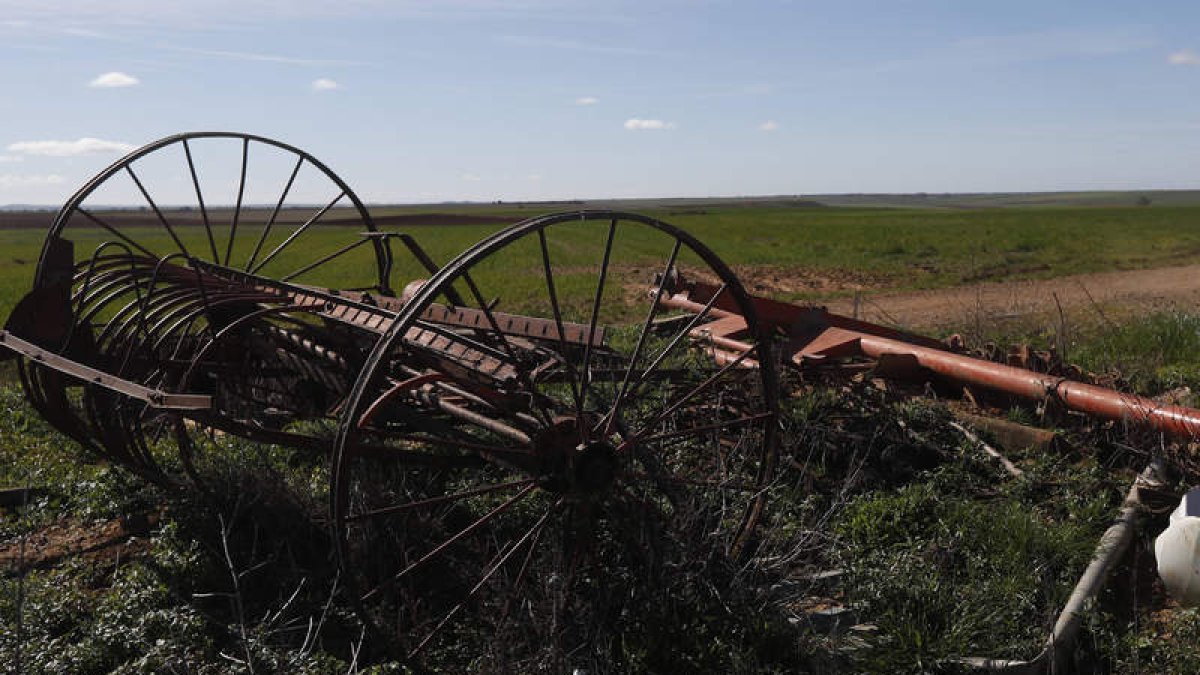 Aperos agrícolas en desuso en un área agrícola del sureste leonés. marciano pérez