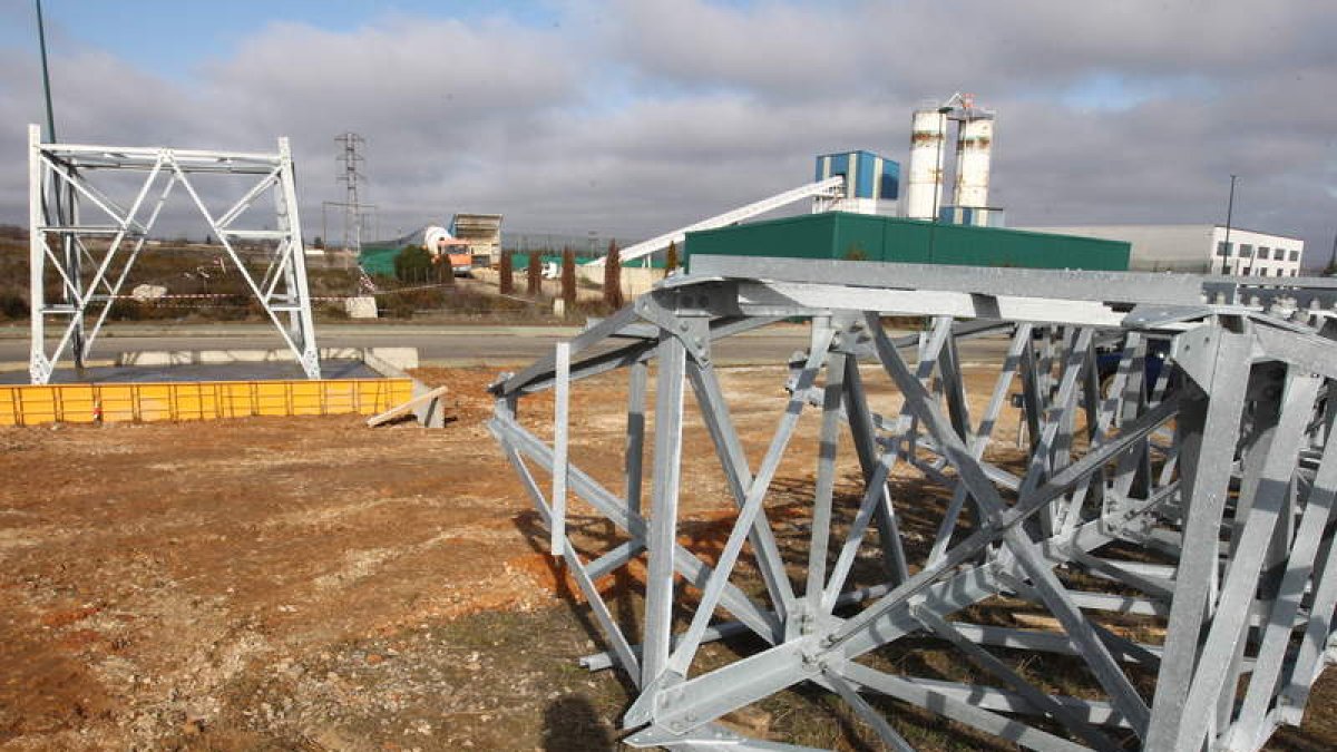 Iberdrola inició la colocación de la nueva torreta que sustiuirá a la derribada hace casi un mes.