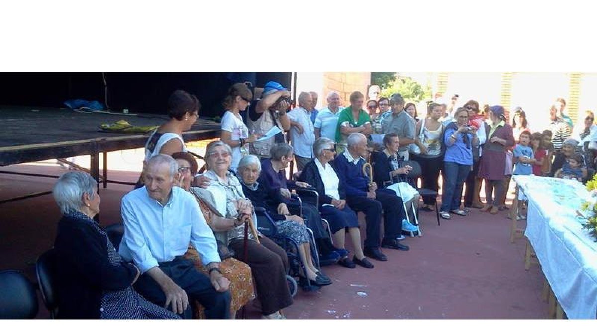 Los catorce nonagenarios de la localidad de Sésamo, sentados antes de recibir el homenaje de todo el pueblo.