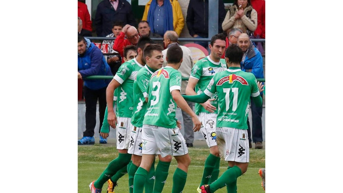 Los jugadores maragatos felicitan a Juan Bardal tras marcar el segundo gol ante los palentinos. MARCIANO