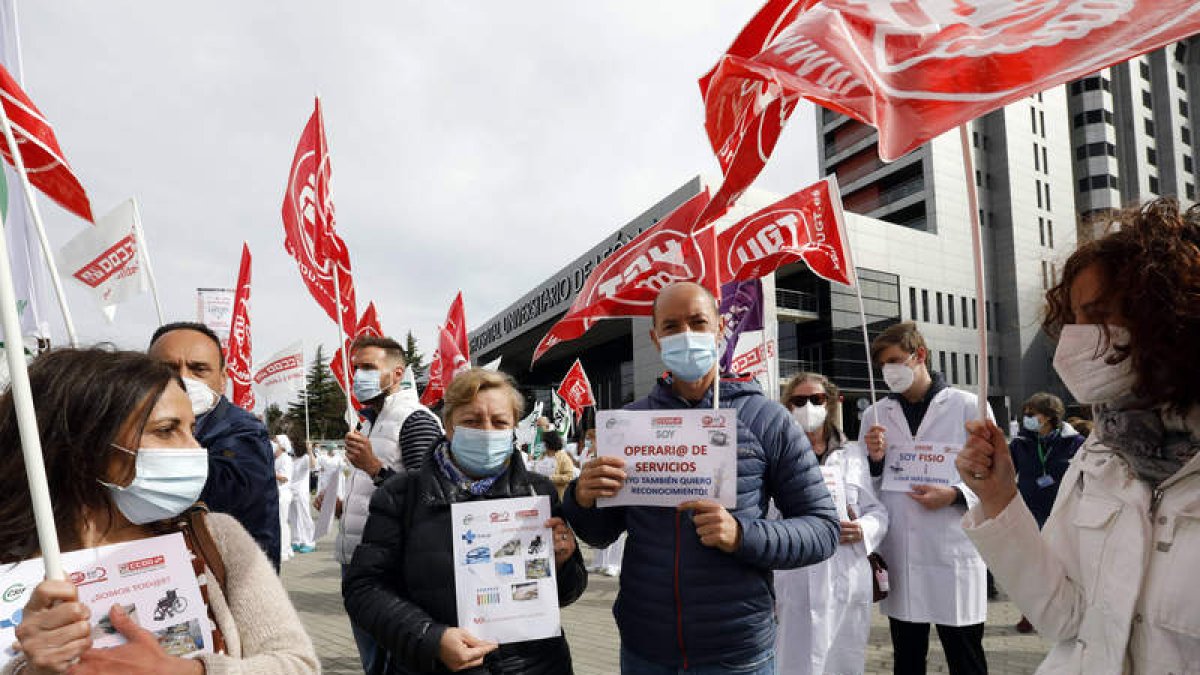 Concentración de sanitarios frente al Hospital de León. MARCIANO PÉREZ