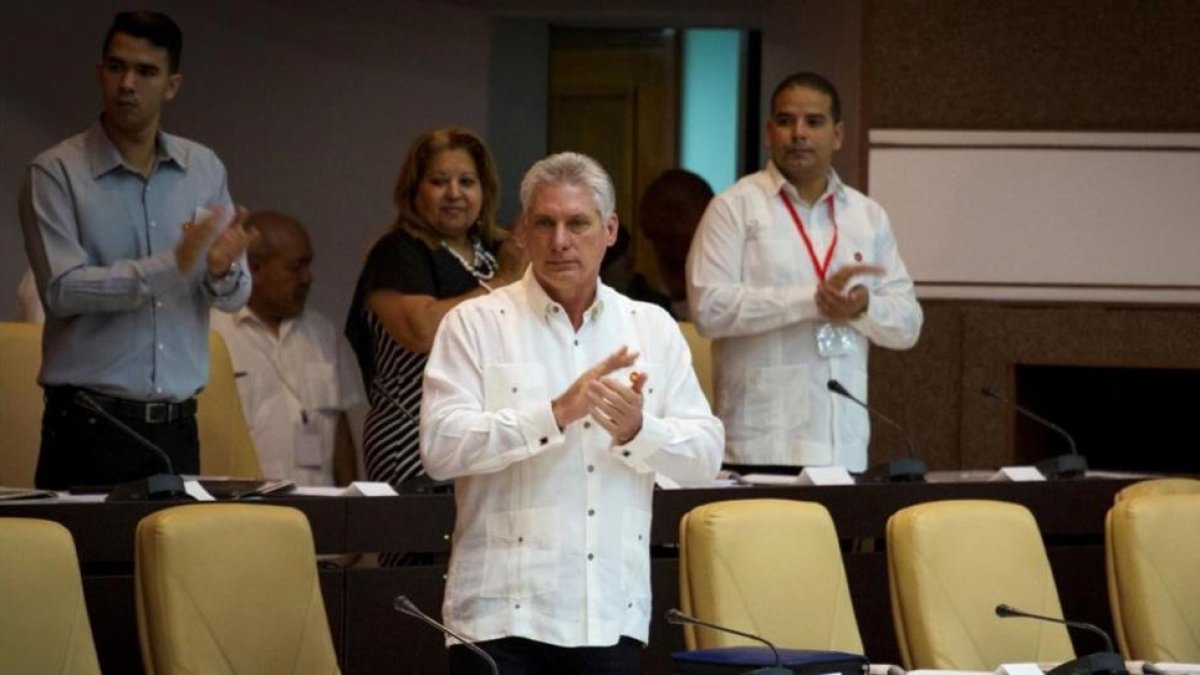 El presidente cubano, Miguel Díaz-Canel, durante una sesión extraordinaria de la Asamblea Nacional Cubana, en La Habana, este sábado. /