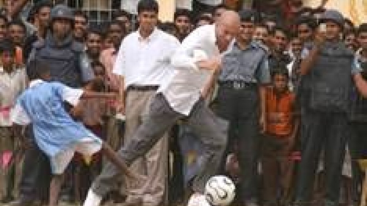 Zidane regatea con un joven jugador del pueblo bengalí donde disputó un partido improvisado