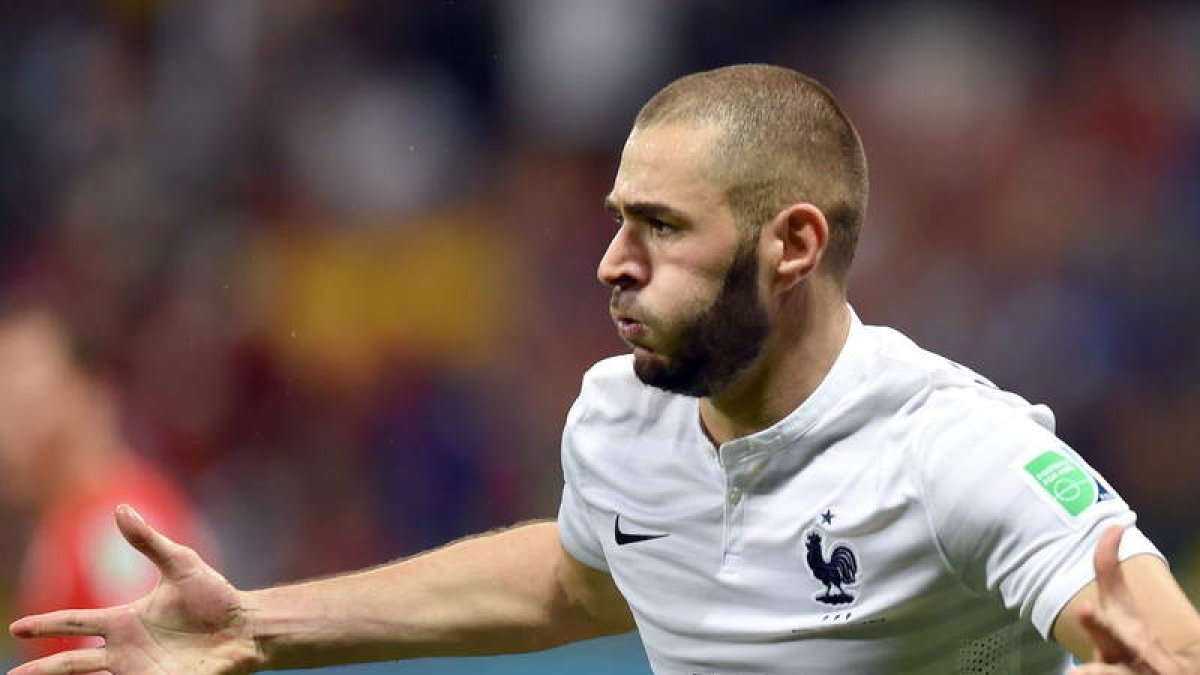 El delantero madridista Benzema celebra el cuarto gol de Francia frente a Suiza.