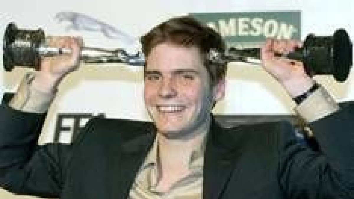 Daniel Brühl celebra su premio a la mejor interpretación masculina por su papel en «Good bye, Lenin»