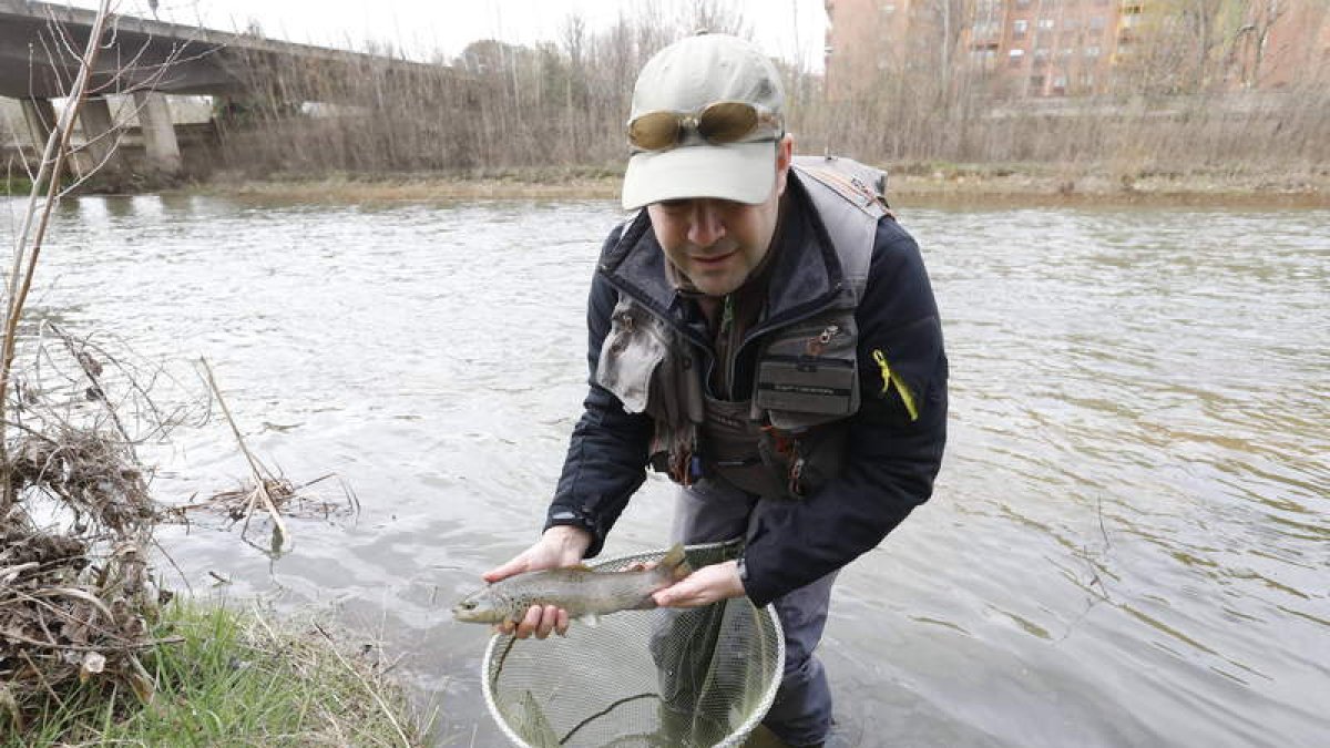 José Manuel Juan con una trucha capturada en el río Bernesga a su paso por León. MARCIANO PÉREZ