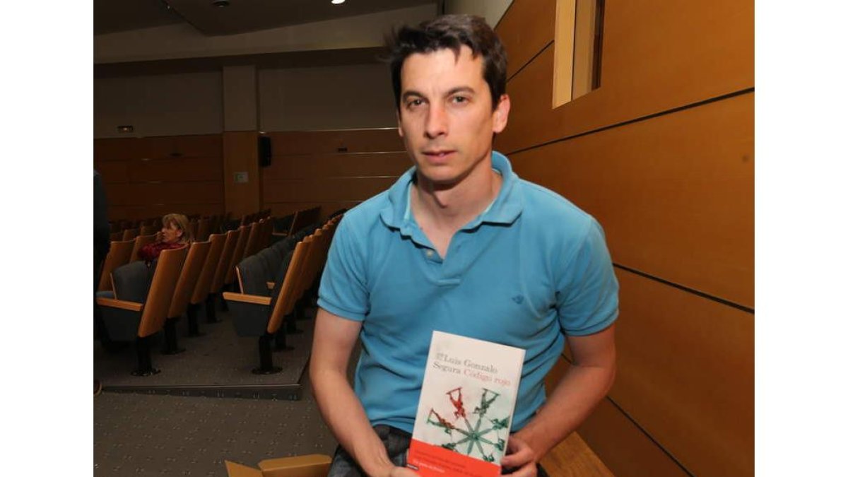 Luis Gonzalo Segura presentó su libro en Ponferrada. DE LA M