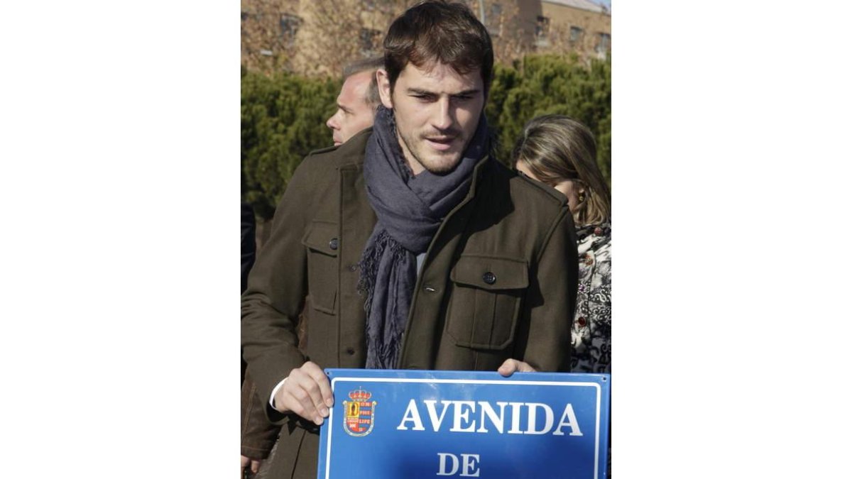 Casillas posa con la placa de la calle con su nombre.