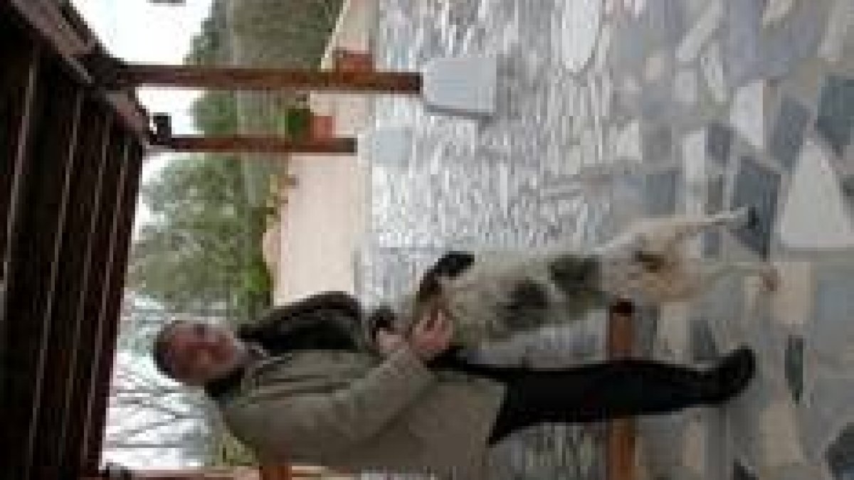 Pedro del Ferrero con el perro llamado «León»