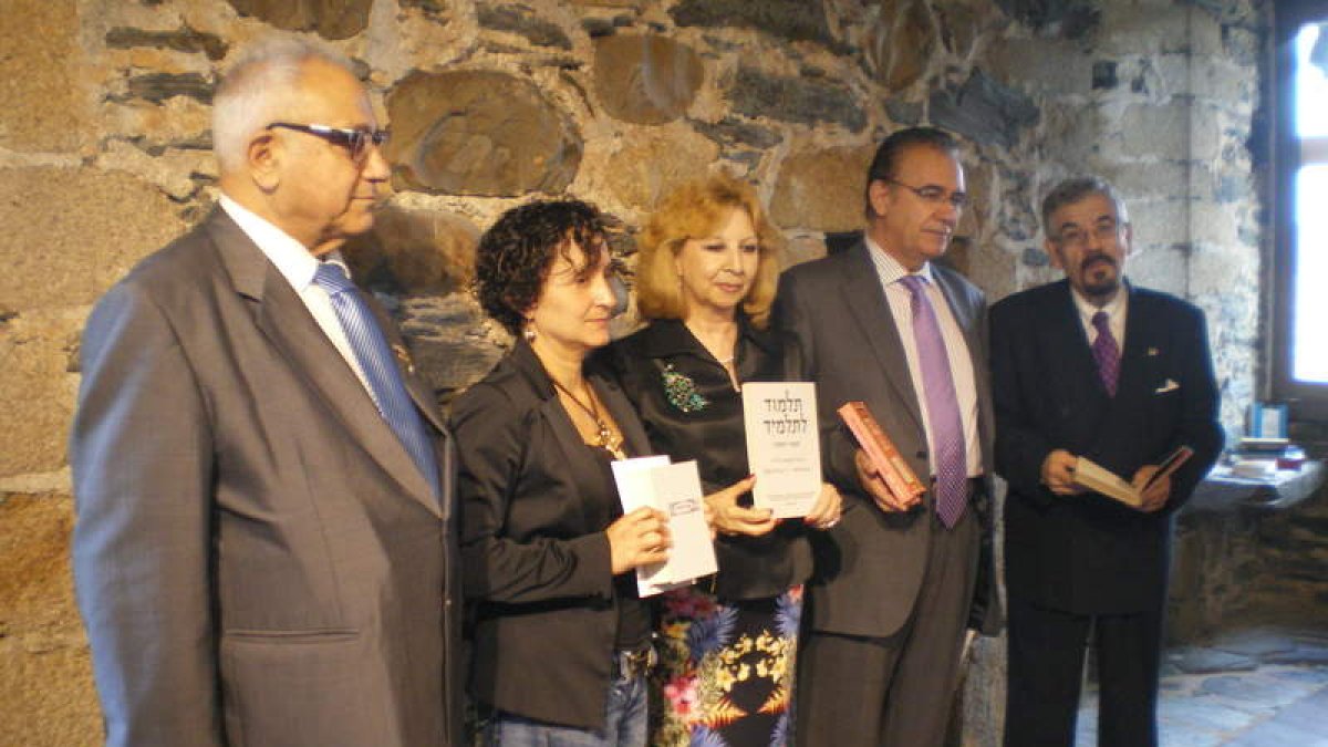 Abraham Yehuda, Susana Téllez, Ester Rubio, Itzjak Benabraham y el bibliotecario.