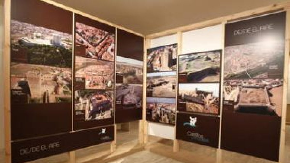 Detalle de algunas imágenes sobre castillos y fortificaciones vistas desde el aire que acoge el Muse