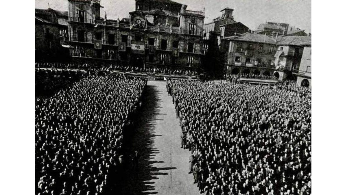 Aspecto de la Plaza Mayor de la capital el 8 de noviembre de 1964.