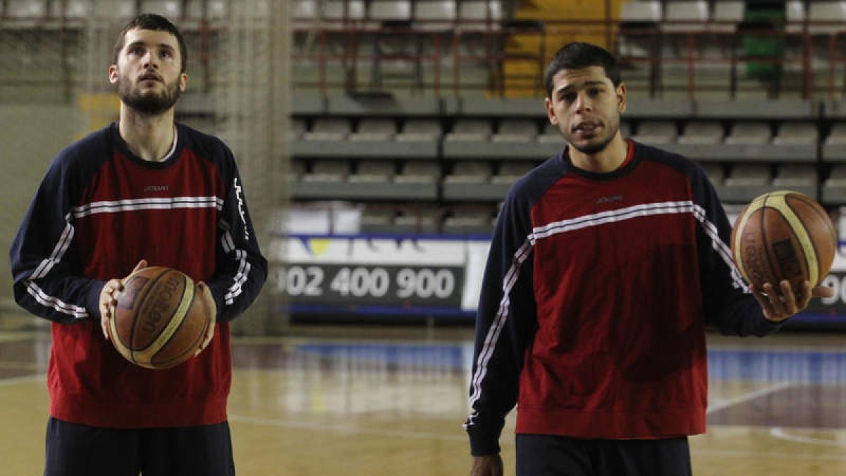 Calvo (i) y Quezada que le ha suplido como base junto a Mario.