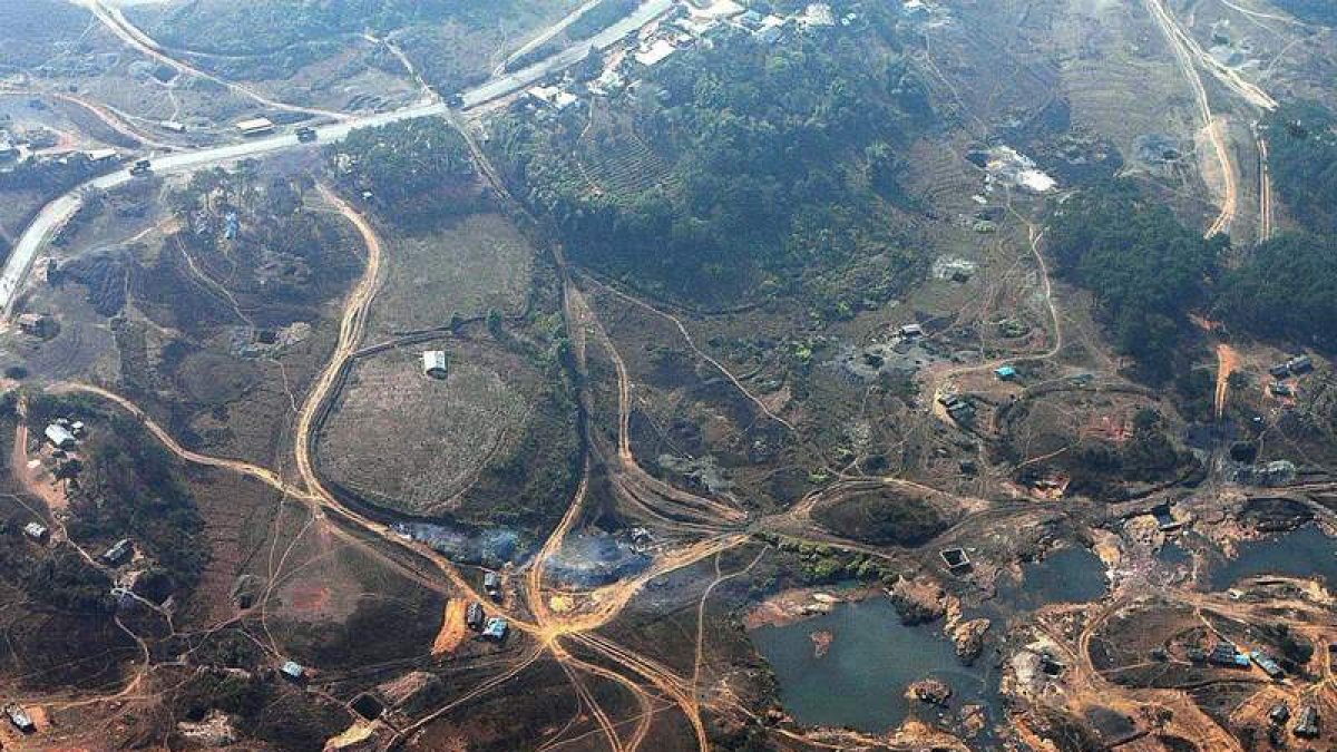 Vista aérea de una área de la destrucción de la masa arborea de un bosque en la India