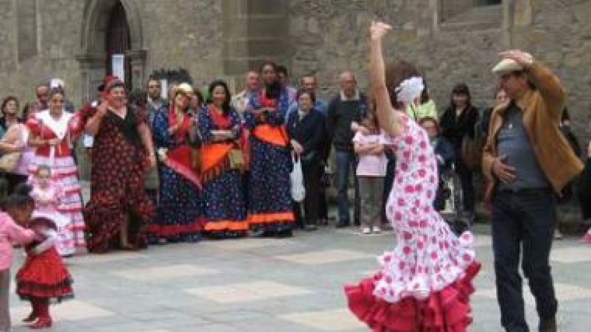 Rocío de Córdoba fue la encargada de impartir la clase de sevillanas, gran atracción de esta primera