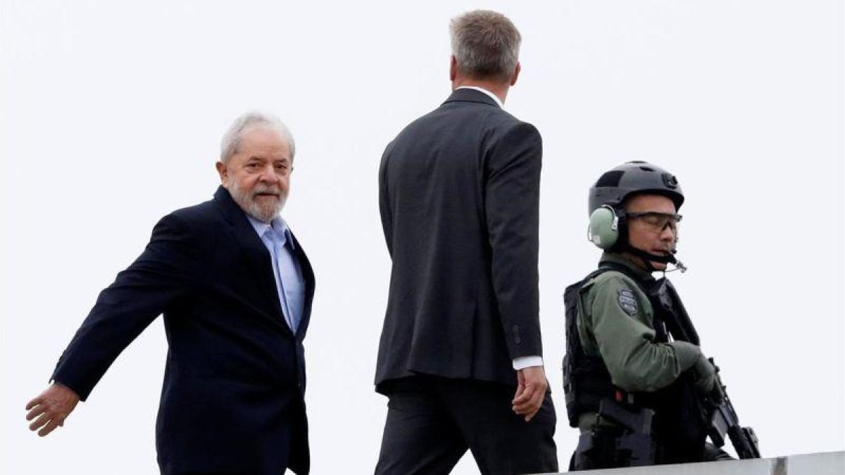 Lula, saliendo de la prisión.