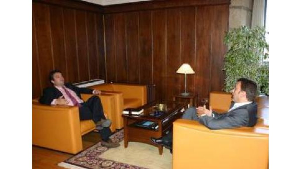 José Luis Ramón y Carlos López Riesco, ayer en el despacho del alcalde en el Ayuntamiento.