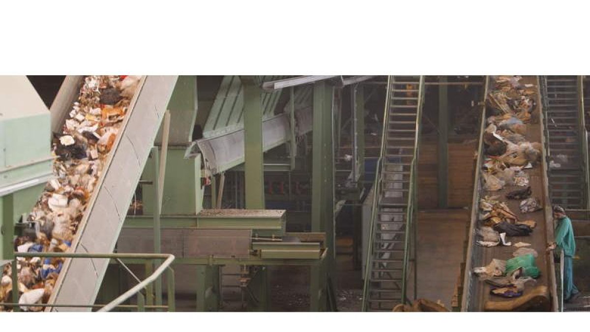Imagen del interior de las instalaciones centrales del CTR de San Román de la Vega, donde llega toda la basura de la provincia. JESÚS F. SALVADORES