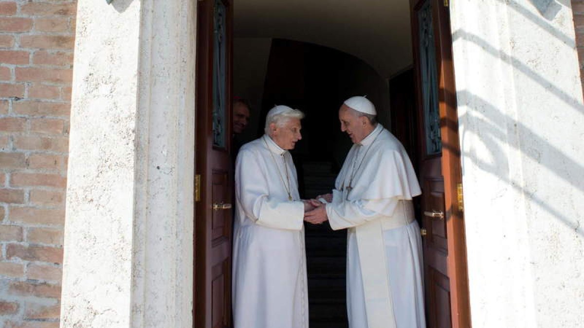 Benedicto XVI y Francisco se saludan.