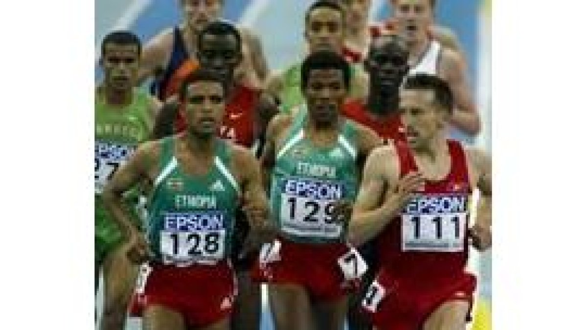 García, junto a un grupo de africanos, en el Mundial de 10.000 metros