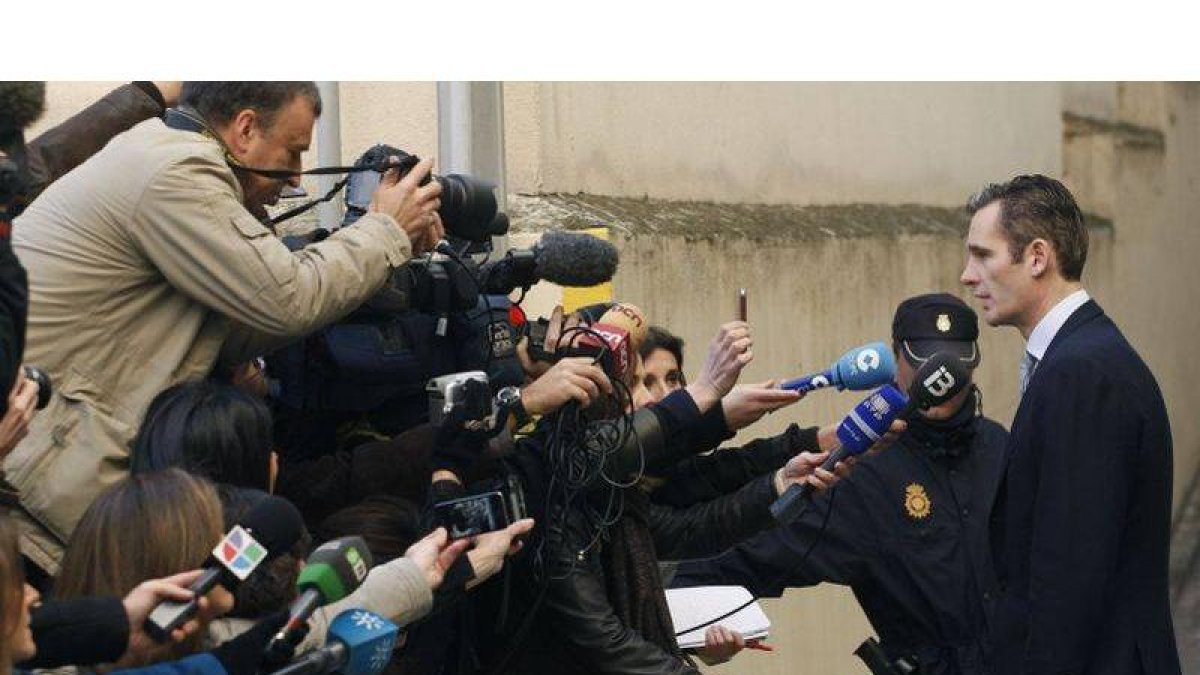 Iñaki Urdangarín hace una breve declaración ante los medios antes de entrar en el juzgado de Palma, este sábado.