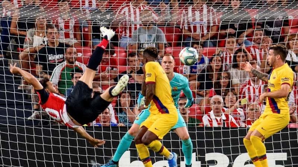 Aduriz sorprendió con su gol a la defensa del Barcelona para sumar los tres primeros puntos para el Athlletic en la Liga. ZORRILLA.