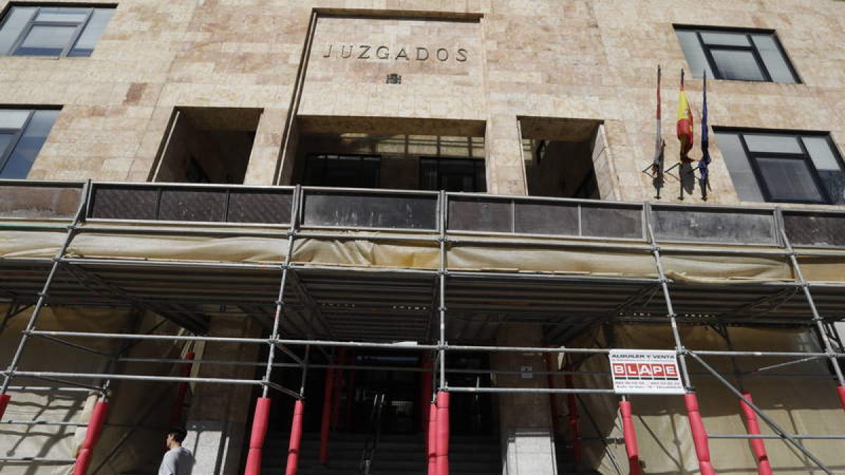 Los andamios cubren el acceso a los juzgados para que los expertos analicen el estado de la piedra. MARCIANO PÉREZ