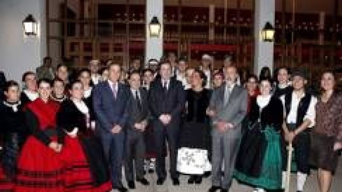 El presidente, Juan Vicente Herrera, visitó a los españoles en Santiago