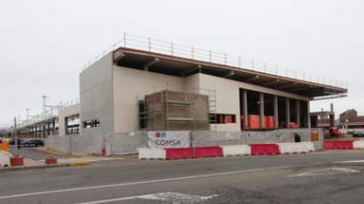 La estructura básica de la estación, perpendicular a la actual, ya es visible.