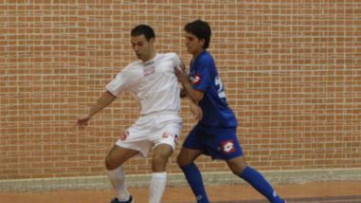 Sergio se lleva el balón a pesar del empujón de Antonio.