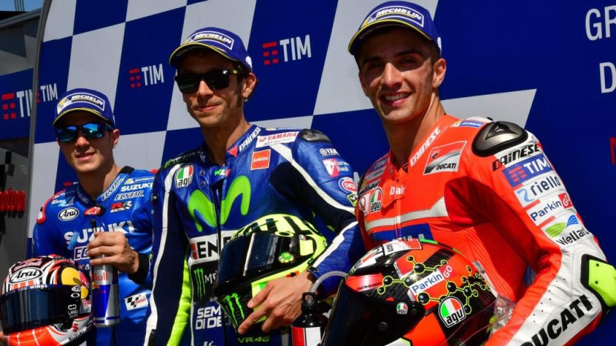 Rossi celebra la 'pole', flanqueado por Viñales (izquierda) y Iannone.