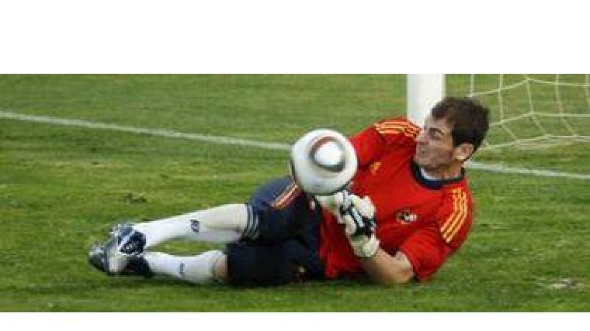 Iker Casillas, durante el entrenamiento celebrado en la tarde de ayer en la Ciudad del Fútbol.