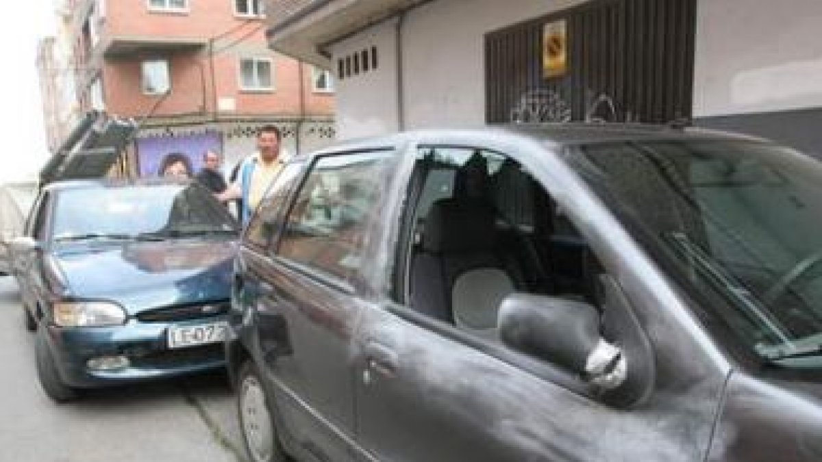 Ventanas y espejos rotos, resultado de la gamberrada.