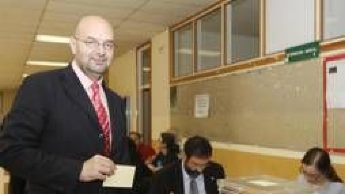 Chamorro, en el momento de depositar ayer su voto