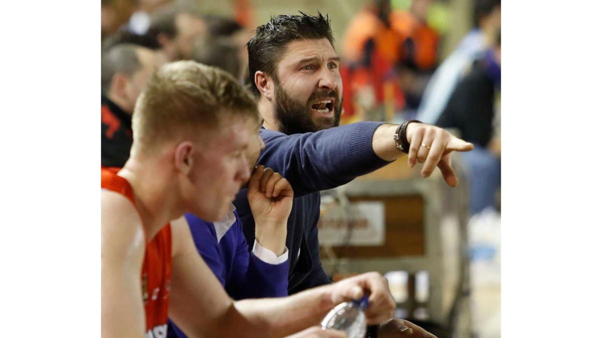 Julio González da instrucciones en un partido del ULE Basket León.