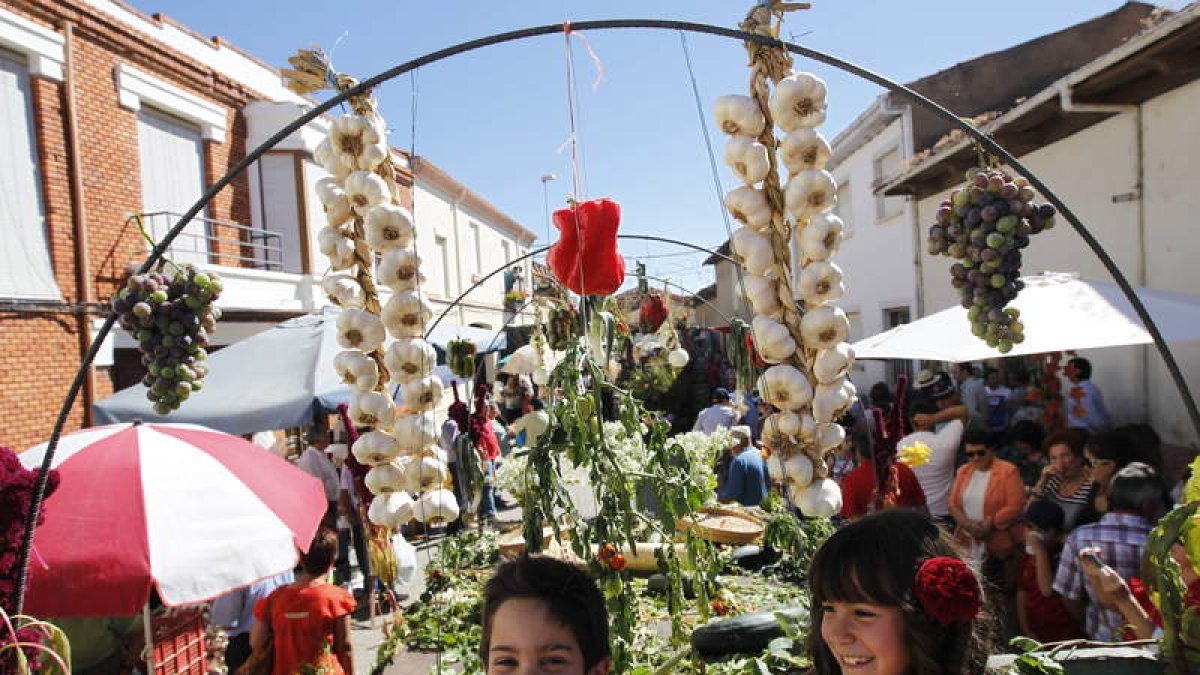 Los más pequeños compartieron carroza con las hortalizas durante el desfile de tractores de cada pueblo.