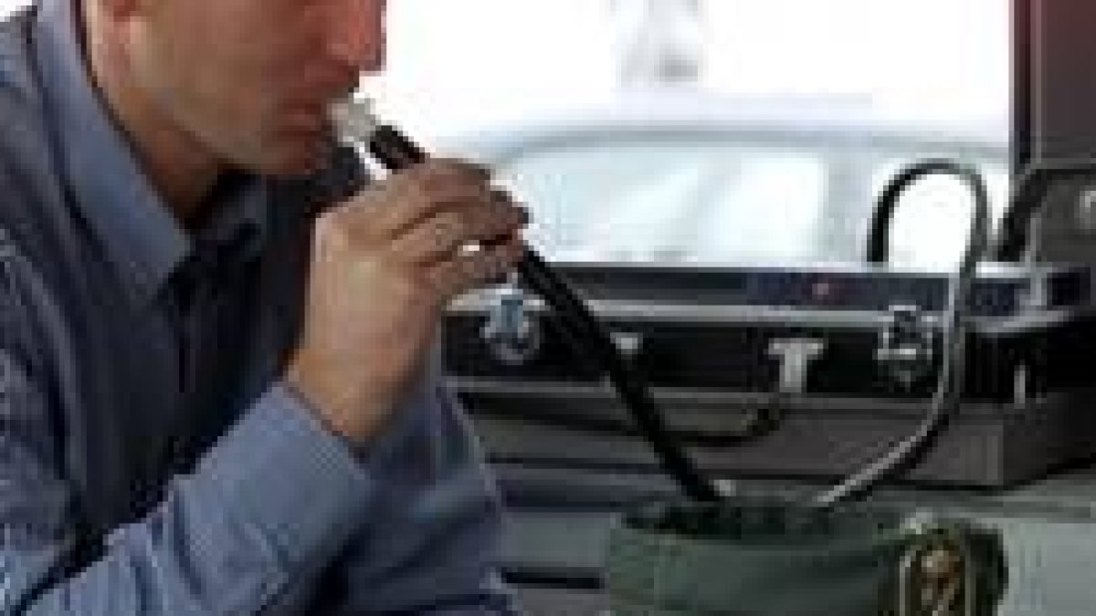Un conductor realiza la prueba de alcoholemia de la Guardia Civil de Tráfico