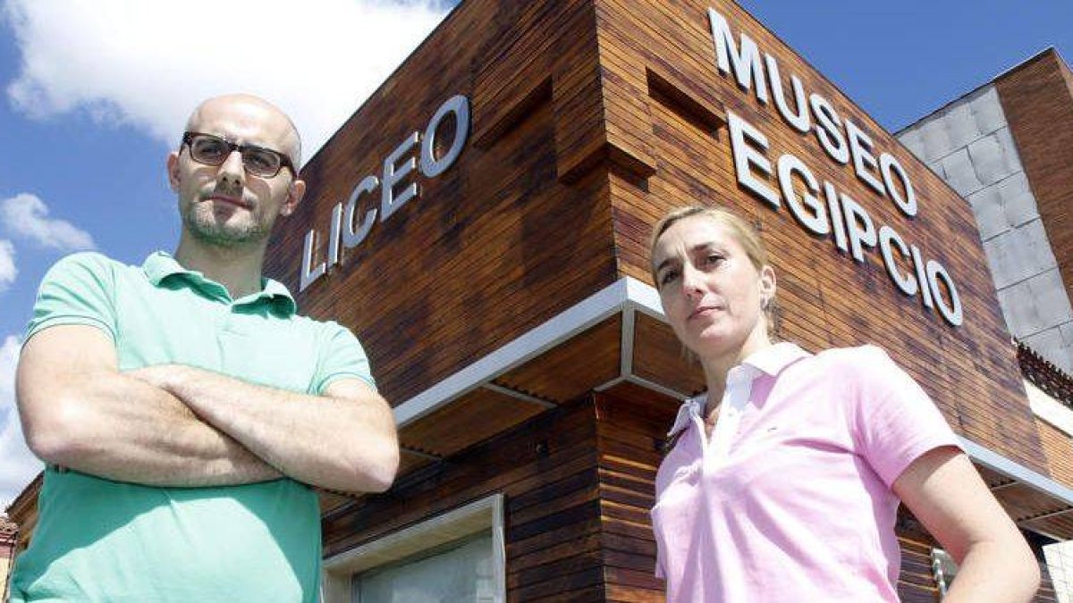 Los propietarios del Museo-Liceo Egipcio, el egiptólogo Raúl López y la arquitecta Beatriz Cañas.