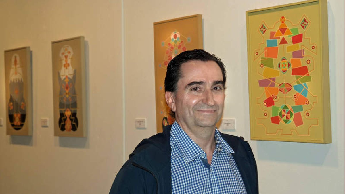 Enrique Rodríguez, Guzpeña, junto a varias de sus inconfundibles creaciones. CUEVAS