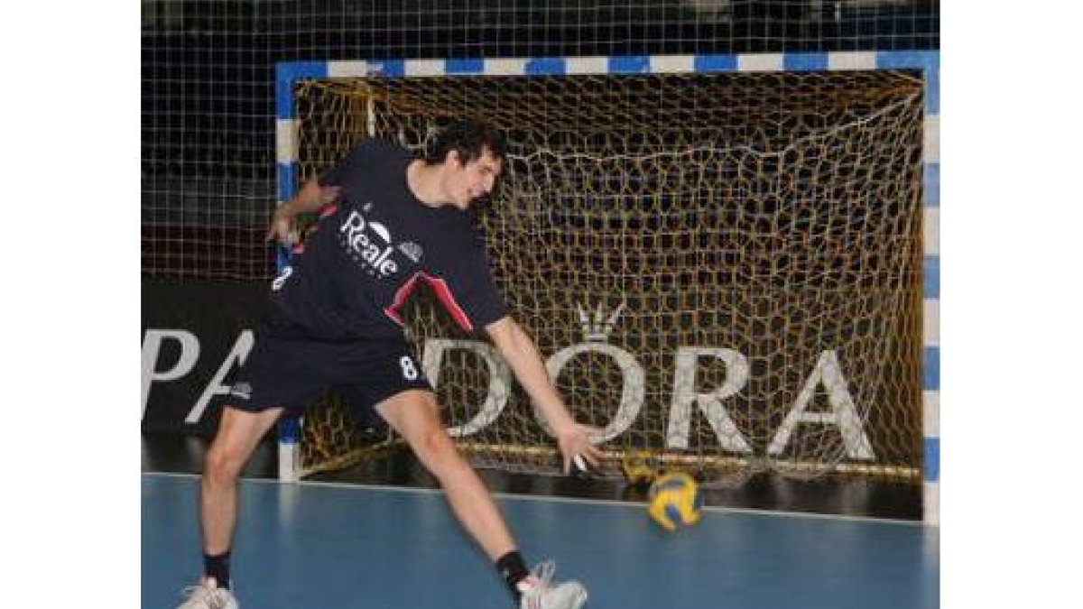 Montoro en un entrenamiento haciendo de portero.
