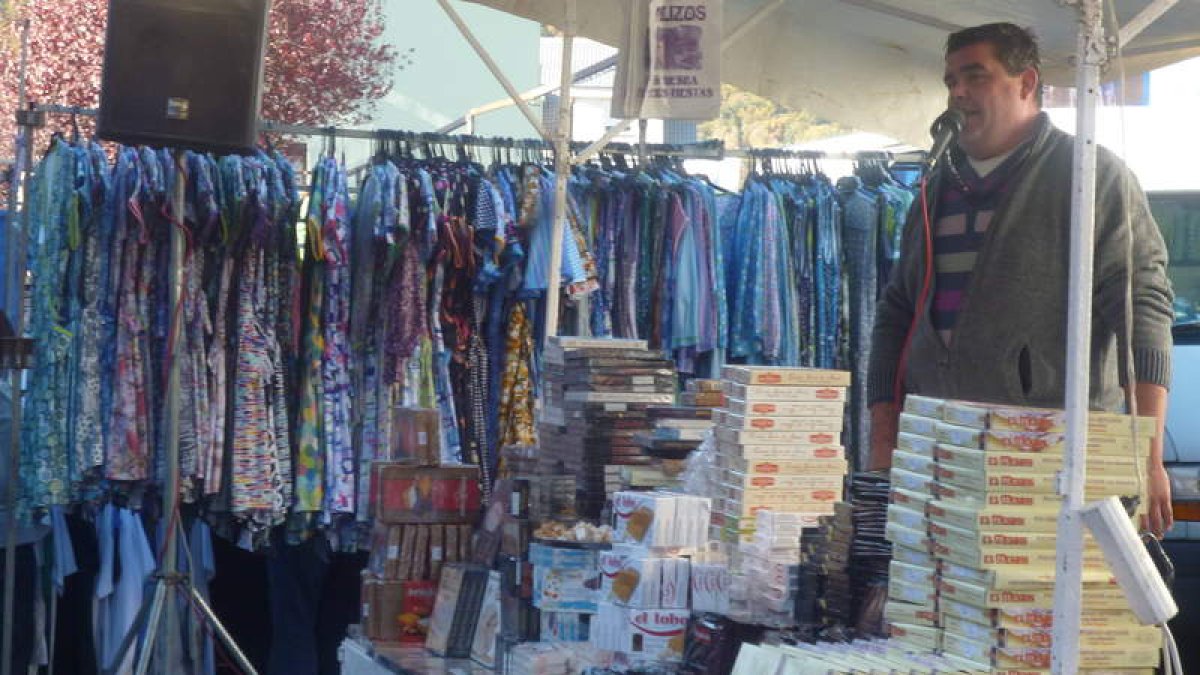 Textiles y turrones muestran la variedad de artículos que acoge el mercadillo tradicional.