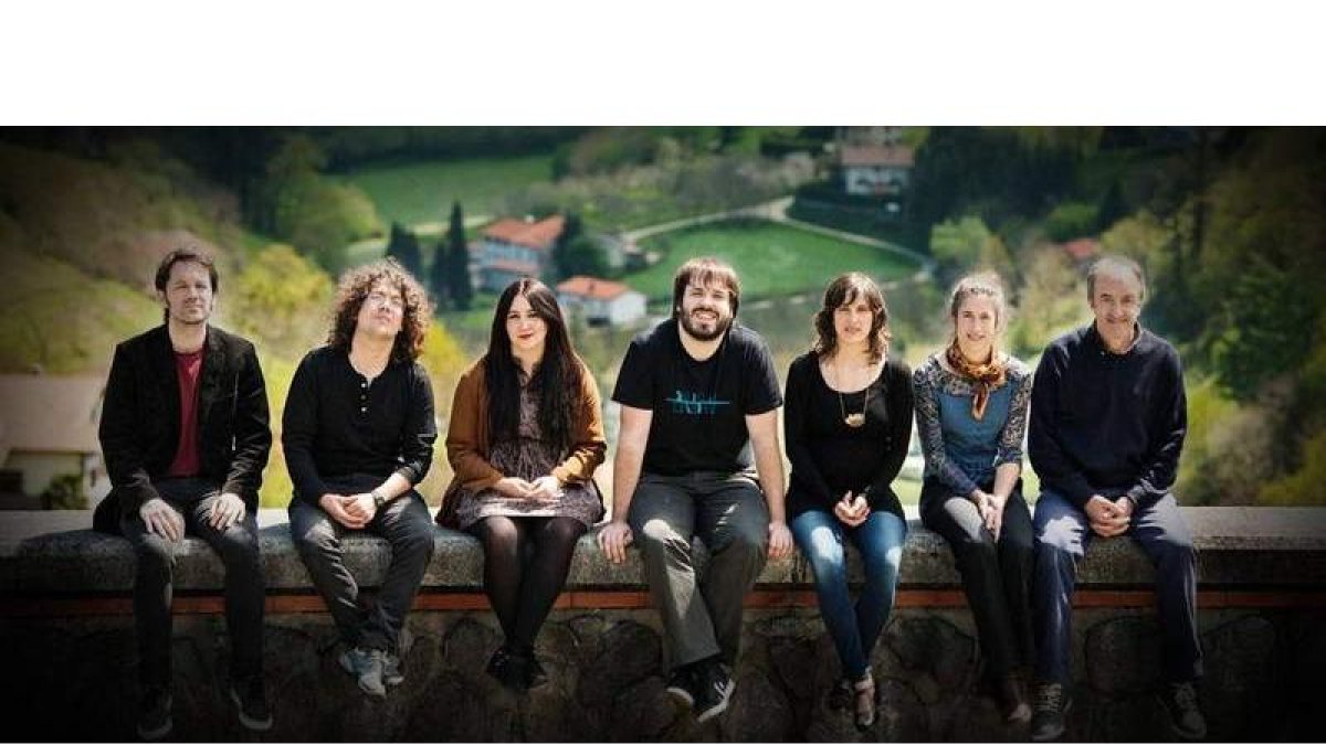 Foto de familia del conjunto Euskal Barrokensemble. Enrike Solinís, su director, es el segundo por la izquierda. DL