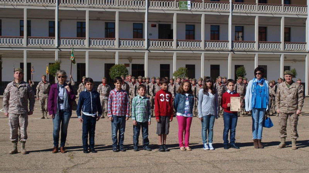 Algunos de los alumnos del aula de Campo, con sus profesores, y los militares de Astorga.
