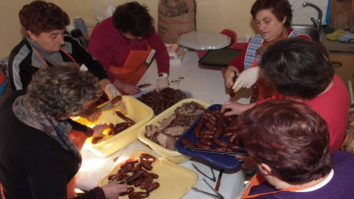 Momento en el que las mujeres preparan los productos antes de cocinarlos en las brasas.