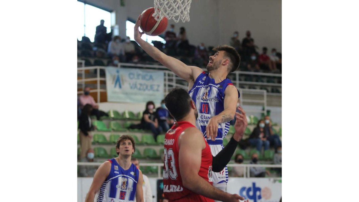 Steel trata de zafarse de Cizmic en el duelo de ayer. L. DE LA MATA