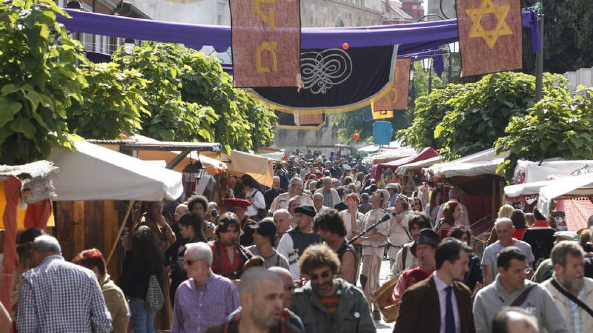 Cientos de personas visitaron el mercadillo medieval en el día de su inauguración.